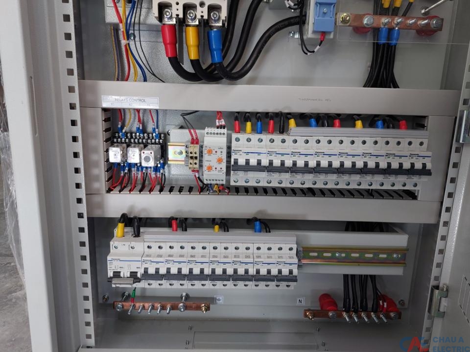 Cách bố trí thiết bị trong tủ điện công nghiệp
