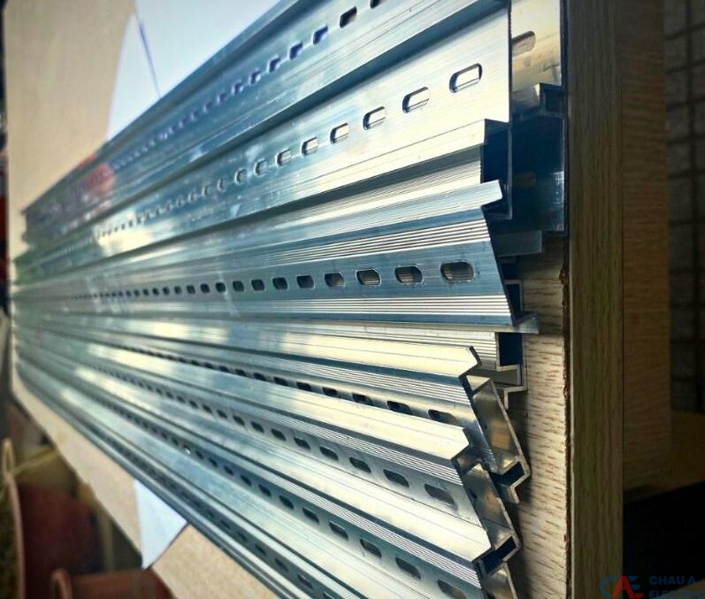 Thanh ray DIN là các thanh kim loại được thiết kế để gắn các sản phẩm điều khiển điện